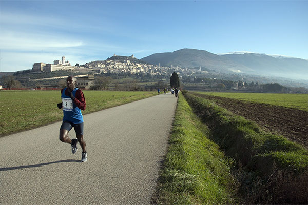 Strada con vista su Assisi - Invernalissima Mezza Maratona Umbria Strada con vista su Assisi - Percorso Invernalissima Mezza Maratona Umbria