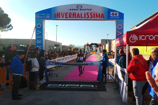 Arrivo a Umbriafiere - Invernalissima Mezza Maratona Umbria Arrivo del vincitore a Umbriafiere - Percorso Invernalissima Mezza Maratona Umbria