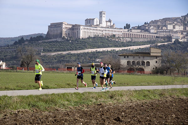 Campagna ai piedi di Assisi - Invernalissima Mezza Maratona Umbria Strada di campagna ai piedi di Assisi - Percorso Invernalissima Mezza Maratona Umbria