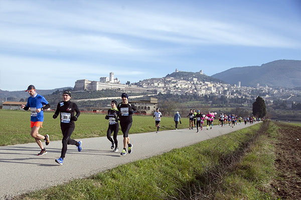 Maratonina ai piedi di Assisi - Invernalissima Mezza Maratona Umbria Maratoneti corrono ai piedi di Assisi - Percorso Invernalissima Mezza Maratona Umbria