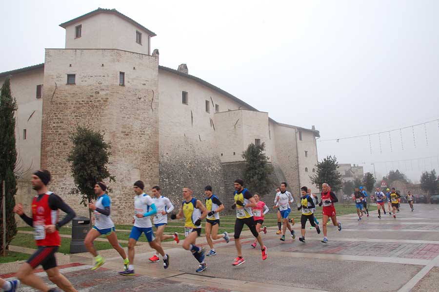 La Rocca Baglionesca di Bastia Umbra all'inzio del percorso della gara Invernalissima Mezza Maratona FIDAL