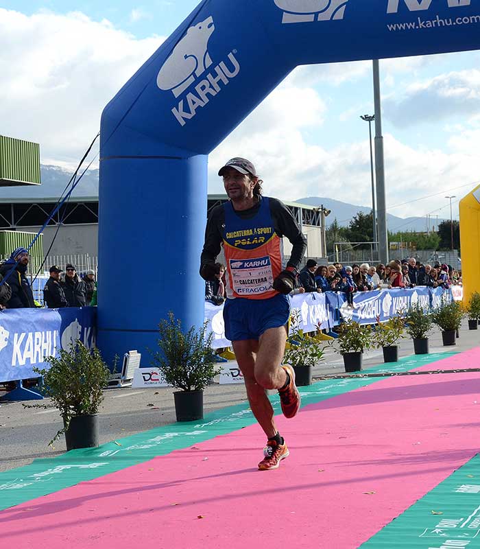 Giorgio Calcaterra al traguardo dell’Invernalissima Mezza Maratona FIDAL Bastia Umbra