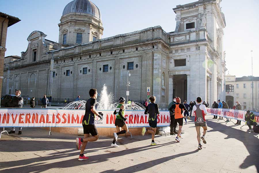 Foto dei maratoneti dell’Invernalissima che corrono accanto alla Basilica di Santa Maria degli Angeli