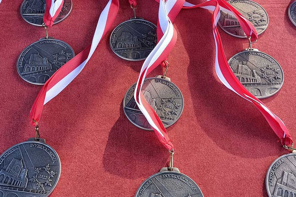 Le medaglie dell’Invernalissima 2022 sono parte di un trittico da collezione