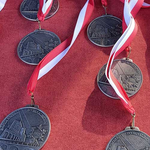 Le medaglie Invernalissima 2022 da collezione pronte per essere consegnate ai finisher